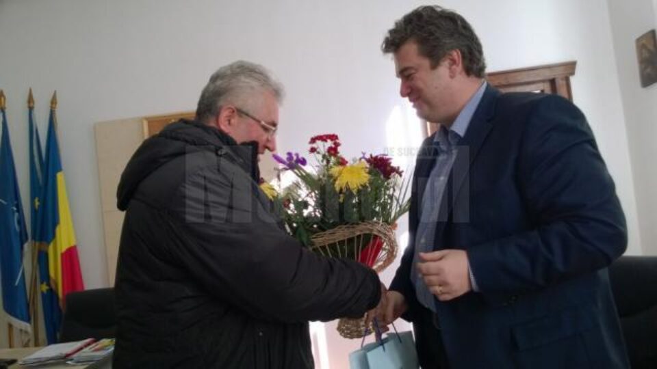 Ion Lungu i-a adus lui Cătălin Nechifor un cadou și un buchet de flori
