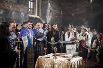 Nuntă simplă, dar plină de semnificații, de emoții, de frumos, de pitoresc, de firesc, de trăire românească. Foto: Codrin ANTON