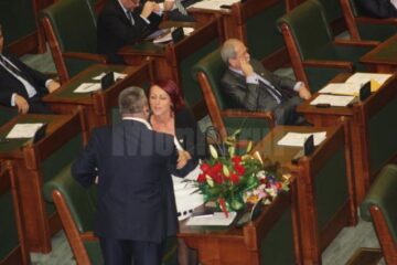 Senatoarea Steliana Vasilica Miron și-a sărbătorit ziua de naștere la locul de muncă, în Parlamentul României