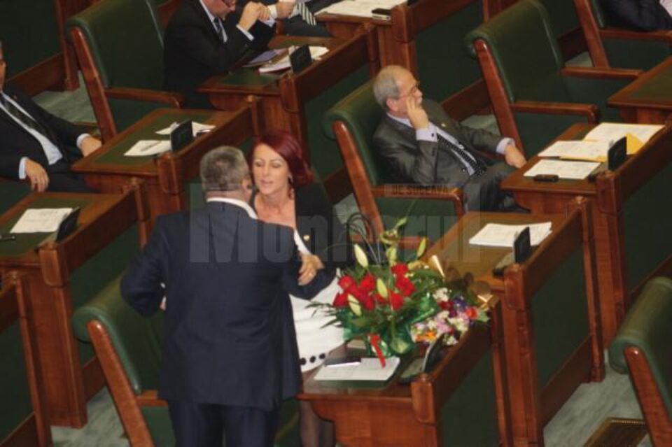 Senatoarea Steliana Vasilica Miron și-a sărbătorit ziua de naștere la locul de muncă, în Parlamentul României