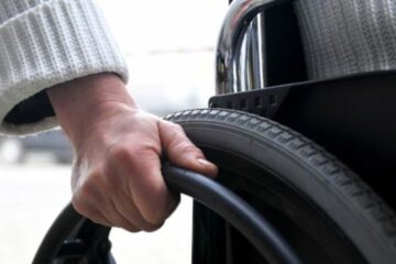 Persoane cu handicap bat drumurile județului și ale țării, pentru a aduce la dosar și acte care să ateste debutul bolii. Foto: www.bzi.ro