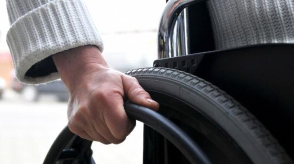 Persoane cu handicap bat drumurile județului și ale țării, pentru a aduce la dosar și acte care să ateste debutul bolii. Foto: www.bzi.ro