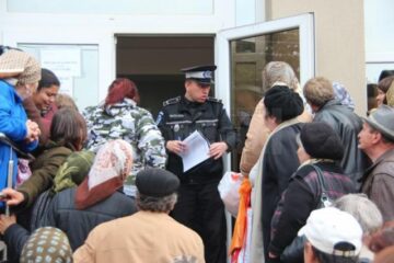 Suceveni așteptând să își ridice ajutoarele alimentare primite de la Uniunea Europeană
