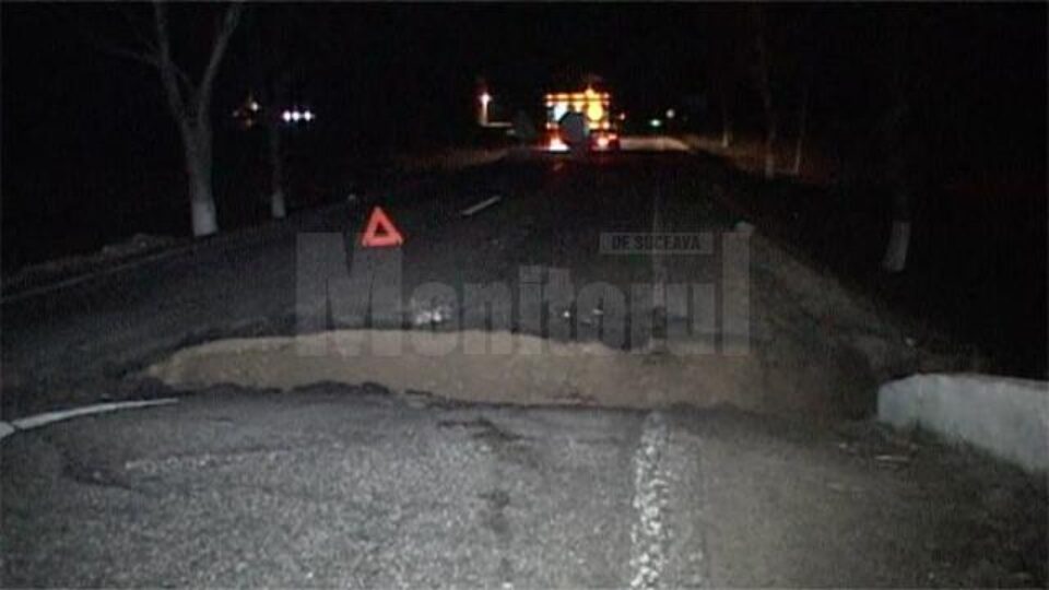Au ajuns cu mașina într-o groapă imensă, apărută pe un drum național