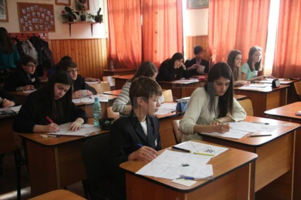 Elevii claselor a VIII-a au susținut, miercuri, a două probă a simulării evaluării naționale, la disciplina matematică Elevii claselor a VIII-a au susținut, miercuri, a două probă a simulării evaluării naționale, la disciplina matematică
