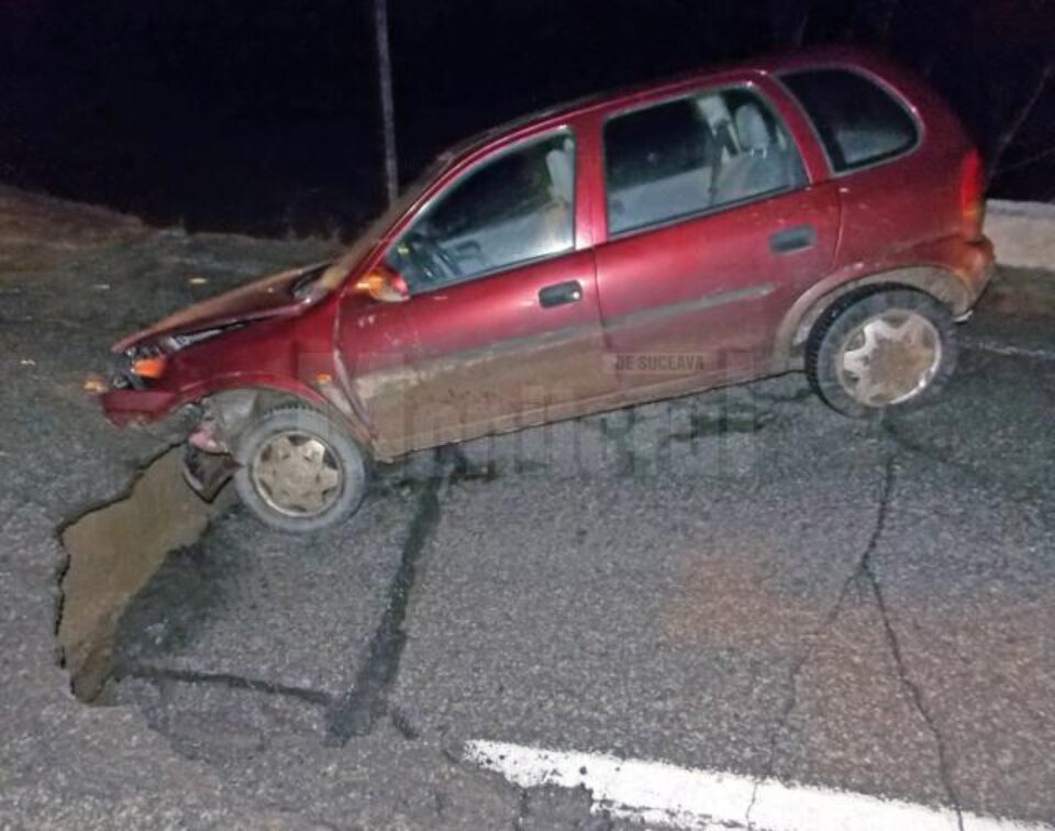 Autoturismul s-a înfipt în craterul apărut brusc pe carosabil
