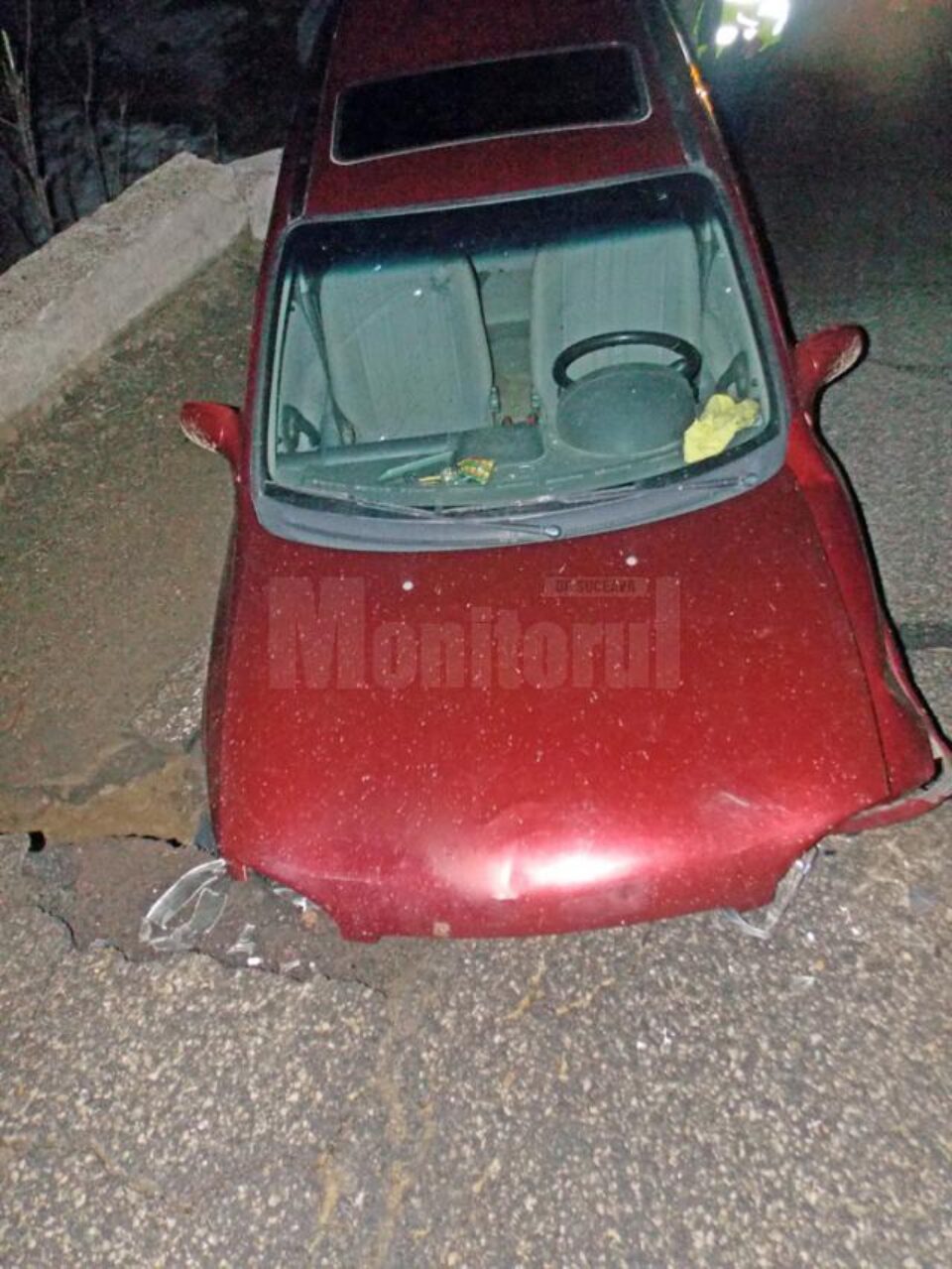 Autoturismul s-a înfipt în craterul apărut brusc pe carosabil