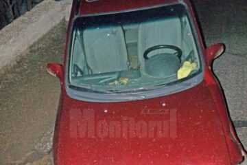 Autoturismul s-a înfipt în craterul apărut brusc pe carosabil