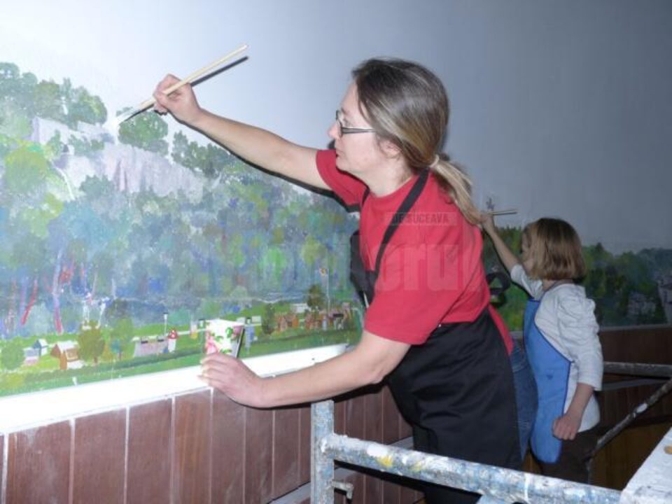 Oana și Ana lucrează la restaurarea orizontului orașului Suceava