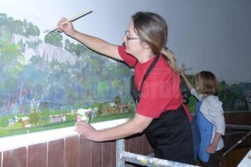 Oana și Ana lucrează la restaurarea orizontului orașului Suceava
