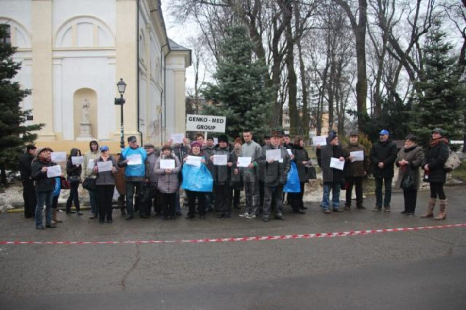 Circa jumătate dintre angajații firmei Genko-Med Group au protestat, ieri, în fața Prefecturii Suceava deoarece nu și-au primit salariile din luna septembrie