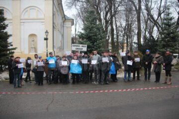 Circa jumătate dintre angajații firmei Genko-Med Group au protestat, ieri, în fața Prefecturii Suceava deoarece nu și-au primit salariile din luna septembrie
