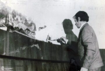 Pictorul Mircea Hrișcă lucrând sub cupola Planetariului