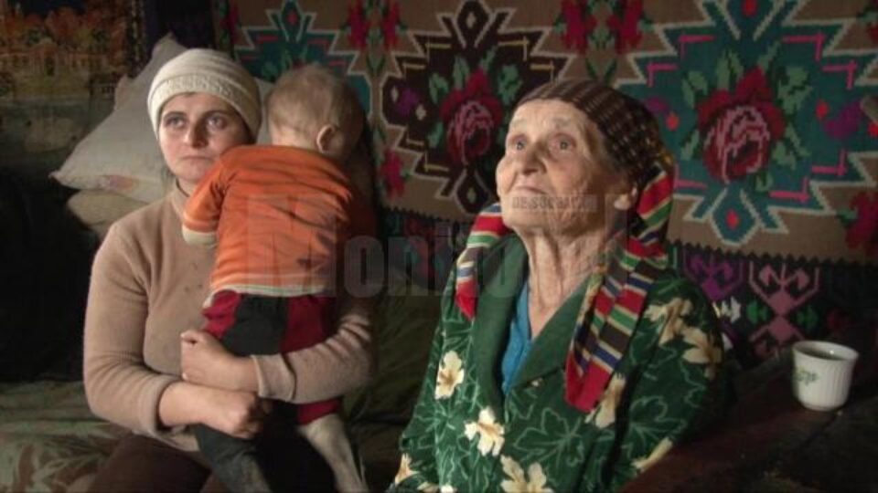Trei generații dintr-o familie locuiesc în aceeași cameră