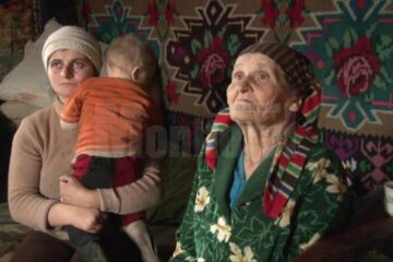 Trei generații dintr-o familie locuiesc în aceeași cameră