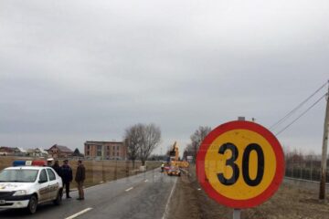 Zona în care se lucrează a fost semnalizată, circulându-se cu restricții, pe un singur sens de mers