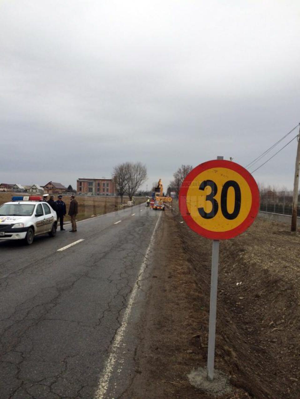 Zona în care se lucrează a fost semnalizată, circulându-se cu restricții, pe un singur sens de mers Zona în care se lucrează a fost semnalizată, circulându-se cu restricții, pe un singur sens de mers