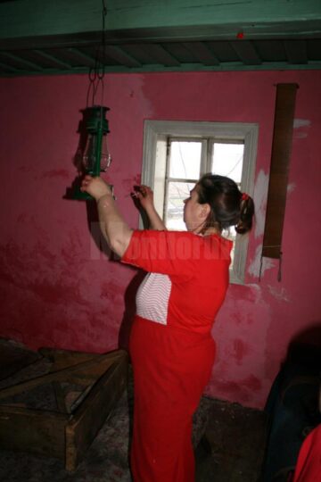 Condițiile grele de viață ale oamenilor din zona neelectrificată nu se rezumă doar la lipsa energiei electrice
