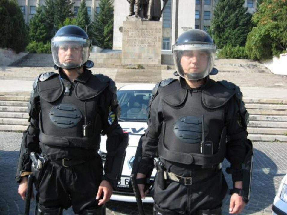 „Cine gestionează violența?”