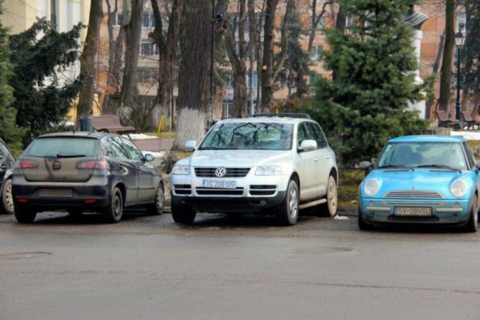 Până la închiderea ediției nu am reușit să aflăm cui aparține autoturismul cu numărul de înmatriculare TC 200 105