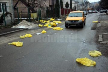 Sacii au fost aruncați de angajații firmei care spală rufele Spitalului Suceava