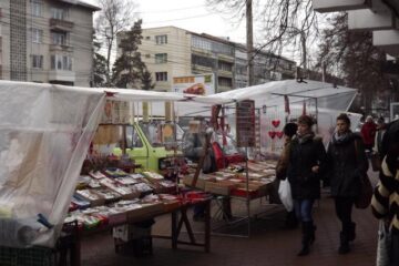 Zeci de tarabe cu mărțișoare au fost deja amplasate pe trotuare