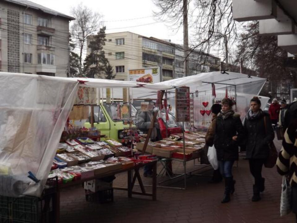 Zeci de tarabe cu mărțișoare au fost deja amplasate pe trotuare