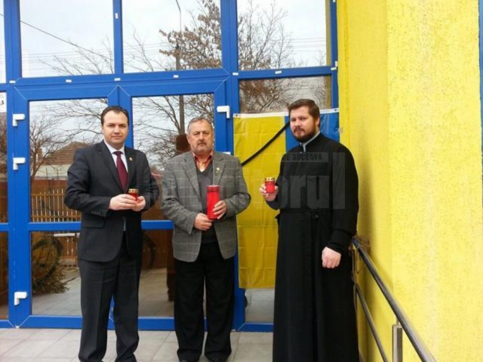 Ucrainenii din România depun flori și lumânări pentru victimele măcelului Euro Maidanului