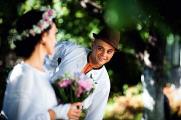Elena Cotos, din Vatra Dornei, și Constantin Bivol, din Bosanci, au îmbrăcat „cămeșuică” și „cămeșoi”, și și-au unit destinele anul trecut, într-un mod foarte original. Foto: Nicolae Cătălin Cîmpan
