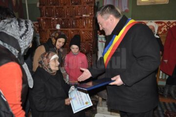 Paraschiva Boboc a primit, ieri, din partea primarului Gheorghe Fron titlul de Cetățean de Onoare al comunei Cornu Luncii