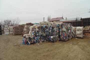 Deșeurile colectate selectiv, compresate și balotate, pentru a fi trimise spre reciclare Utilaje de colectare a deșeurilor menajere
