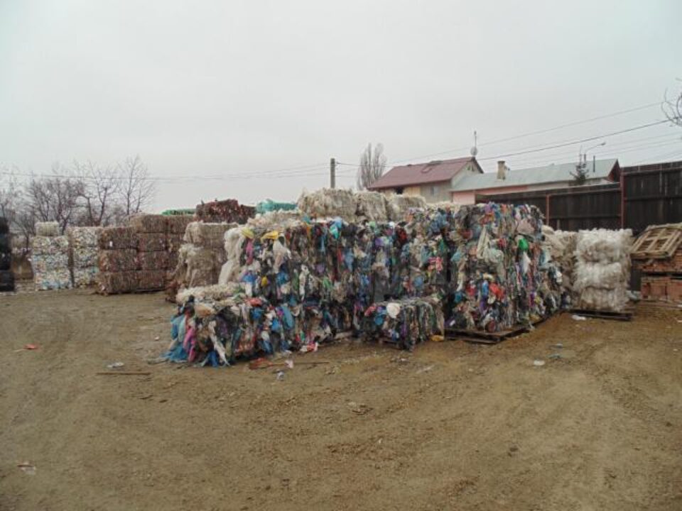 Deșeurile colectate selectiv, compresate și balotate, pentru a fi trimise spre reciclare Utilaje de colectare a deșeurilor menajere