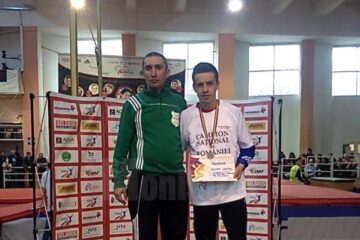 Campionul Național de sală de juniori I la 3.000 de metri, Andrei Leancă, alături de antrenorul său, Cristian Prâsneac