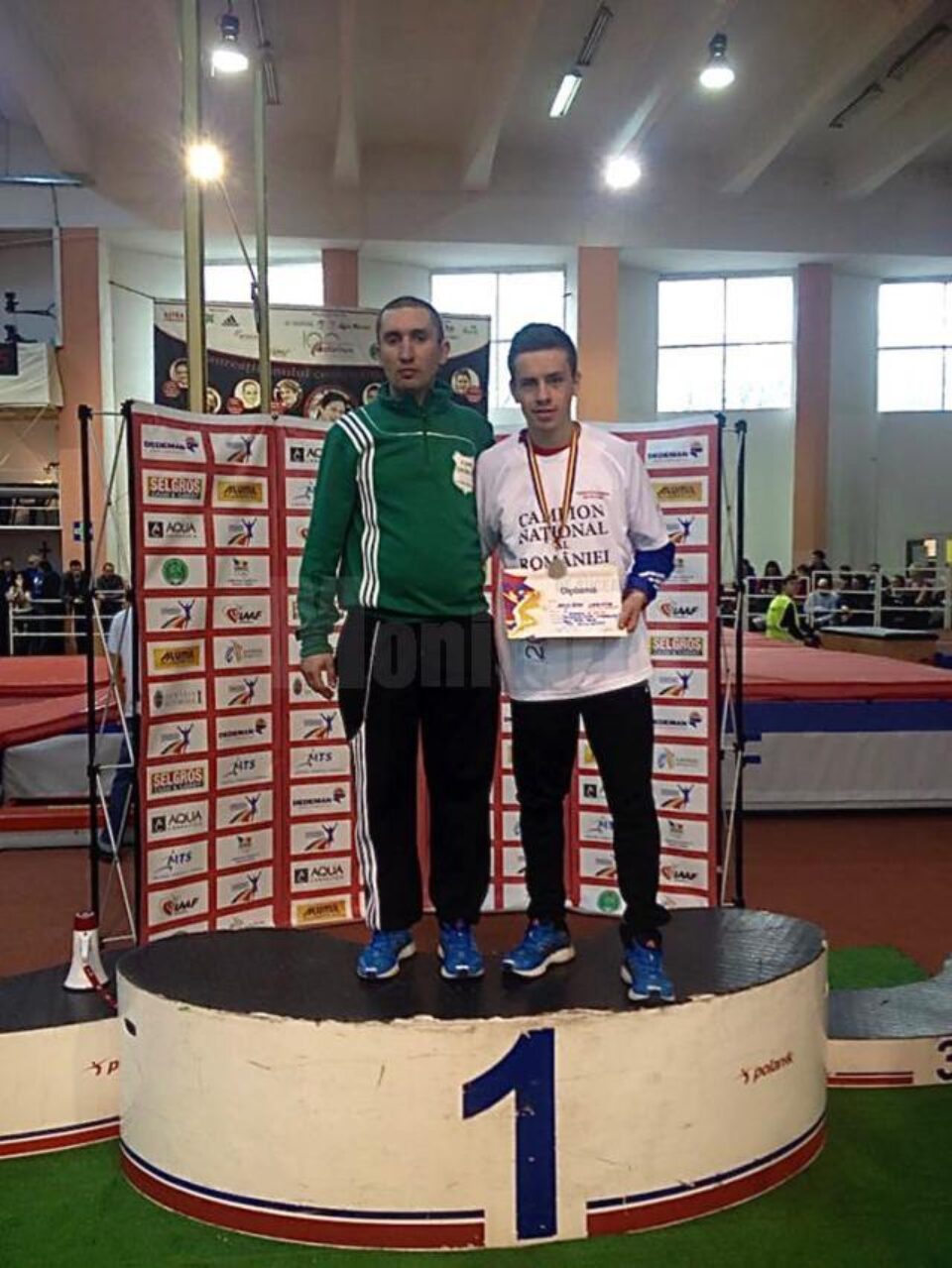 Campionul Național de sală de juniori I la 3.000 de metri, Andrei Leancă, alături de antrenorul său, Cristian Prâsneac