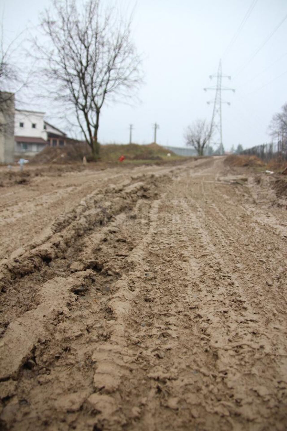 Noroiul drumului răscolit de utilajele de mare tonaj