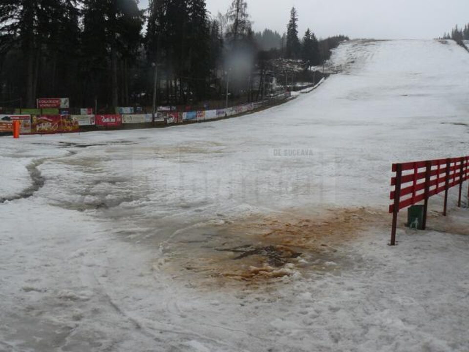 Pe pârtia Parc de la Vatra Dornei s-a schiat doar sâmbătă, în condiții grele, în timp ce duminică nu s-a mai putut schia deloc Pe pârtia Parc de la Vatra Dornei s-a schiat doar sâmbătă, în condiții grele, în timp ce duminică nu s-a mai putut schia deloc