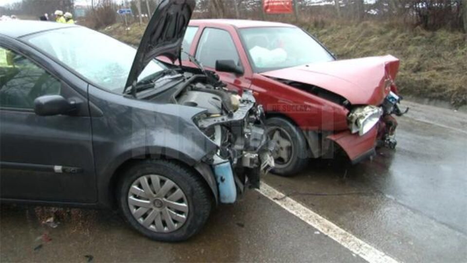 Impactul a fost destul de violent, cele două mașini suferind avarii serioase