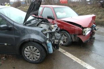 Impactul a fost destul de violent, cele două mașini suferind avarii serioase