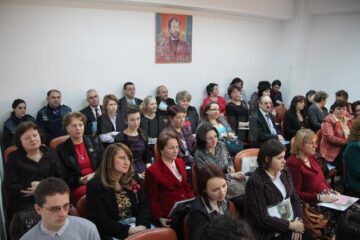 Întâlnirea festivă a reunit foste cadre didactice, actuali profesori, absolvenții mai multor promoții, autorități locale și județene