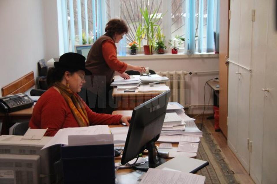 În multe școli, în jurul amiezii, în secretariate se afla doar personalul școlii