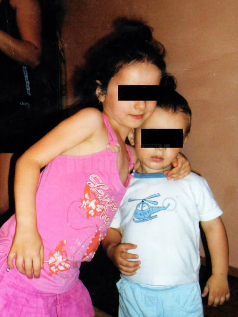 Mama acestor copii și-a luat angajamentul că nu va mai pleca în străinătate și va avea grijă de cei mici Mama acestor copii și-a luat angajamentul că nu va mai pleca în străinătate și va avea grijă de cei mici