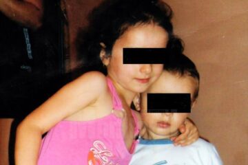 Mama acestor copii și-a luat angajamentul că nu va mai pleca în străinătate și va avea grijă de cei mici