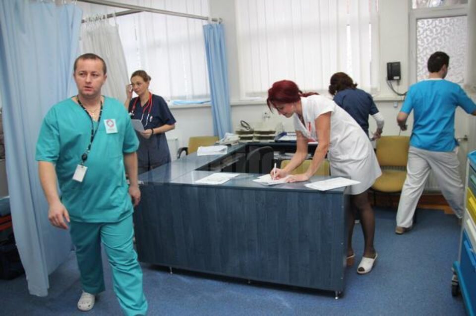 Medicii: „Tentativa de sinucidere este o încercare eșuată de comunicare cu ceilalți, care se deosebește fundamental de sinuciderea realizată” Medicii: „Tentativa de sinucidere este o încercare eșuată de comunicare cu ceilalți, care se deosebește fundamental de sinuciderea realizată”