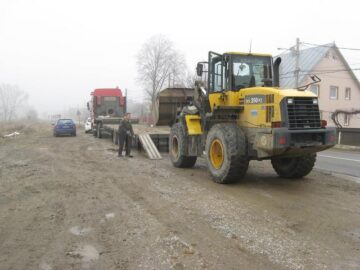 Încărcătorul frontal a fost urcat pe un trailer și luat de la fața locului, sub escorta jandarmilor