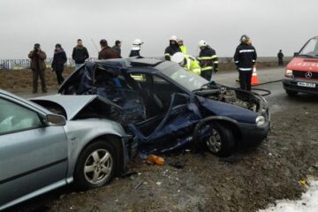 Impactul a fost extrem de violent, tânăra din dreapta, pasageră în Opel, murind pe loc Foto: Monitorul de Botoșani