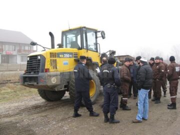 O armată de jandarmi și agenți de pază au venit ieri să se asigure că executarea silită nu se va lăsa iar cu vânătăi