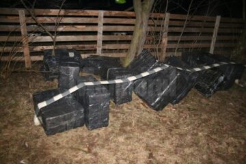 Țigările de contrabandă abandonate într-o livadă