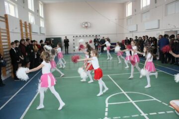 După slujba de sfințire a sălii de sport, copiii au prezentat un program artistic