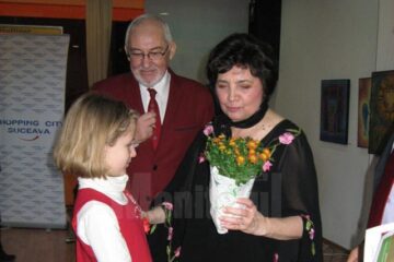 Flori pentru artista și profesoara Viorica Moruz