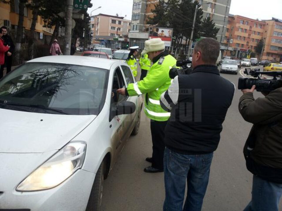 Polițiștii au oferit mărțișoare celor aflați în trafic pe 1 martie